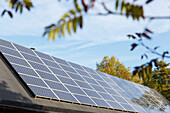 Niedriger Blickwinkel auf Solarzellen auf dem Dach