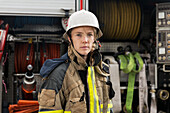 Feuerwehrfrau mit Feuerwehrauto
