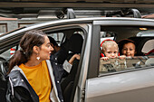 Mutter mit Söhnen im Auto