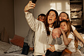 Mutter mit Kindern, die ein Selfie machen