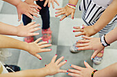 Mädchen zeigen lackierte Nägel