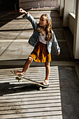 Blick auf Mädchen auf Skateboard