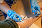Krankenschwester nimmt einem Patienten Blut ab