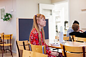 Mädchen sitzt im Klassenzimmer