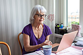 Ältere Frau mit Laptop