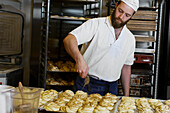 Bäcker bei der Arbeit in der Bäckerei