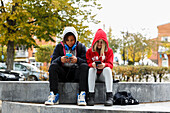 Teenager-Freunde benutzen Handys