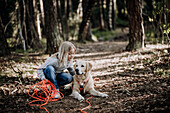 Mädchen mit Hund im Wald