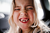 Glückliches Mädchen mit fehlenden Zähnen