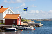 Blick auf die Küste mit schwedischer Flagge