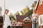 Fröhliche Teenager-Mädchen spielen Kubb im Garten