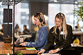 Frauen bei der Arbeit im Büro