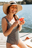 Glückliche Frau isst Wassermelone