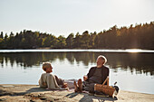 Lächelndes Paar beim Picknick am See