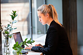 Geschäftsfrau mit Laptop in einem Café