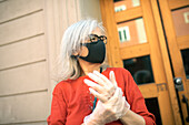 Frau mit Gesichtsmaske schaut weg