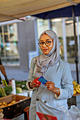 Frau mit Hidschab beim Einkaufen