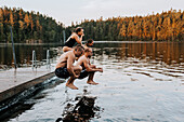 Freunde springen in den See
