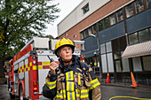 Feuerwehrmann spricht über Walkie-Talkie