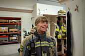 Lächelnder weiblicher Feuerwehrmann