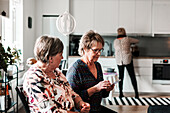 Ältere Frauen im Gespräch zu Hause