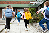 Rückansicht von Schulkindern beim Laufen
