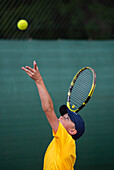 Junge spielt Tennis