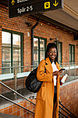 Lächelnde Frau am Bahnhof