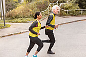 Sehbehinderte Frau joggt mit Guide