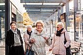 Gruppe älterer Frauen am Bahnhof