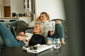 Zwei Frauen entspannen sich im Wohnzimmer