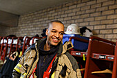Lächelnder Feuerwehrmann im Spind