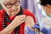 Ältere Frau erhält Covid-Impfung