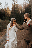 Glückliche Braut und Bräutigam schauen sich an