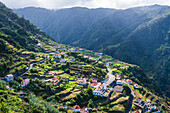 Hochformatige Ansicht eines Dorfes am Berghang
