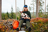 Lächelnder Mann mit Hund