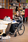 Behinderte Frau bei der Arbeit im Büro