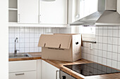 Kartonschachtel auf Küchenarbeitsplatte