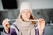 Frau hält Tupfer und medizinisches Röhrchen für Covid19-Heimtest