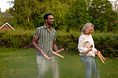 Mann und Frau spielen Molkereispiel im Park