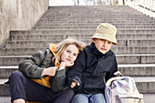 Kinder sitzen auf einer Treppe