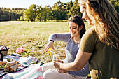 Lächelnde Frauen beim Picknick