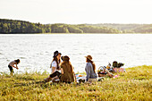 Frauen beim Picknick am See