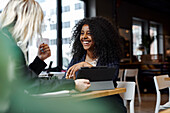 Weibliche Coworker im Gespräch im Cafe