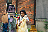 Junge Frau beim Straßenverkauf