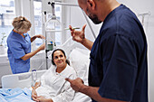 Patientin im Gespräch mit Krankenschwester