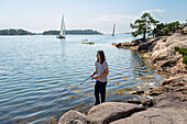 Teenager beim Angeln am See