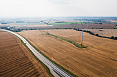 Windturbinen auf einem Feld