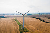 Windturbinen auf einem Feld