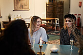 Frauen im Gespräch im Café